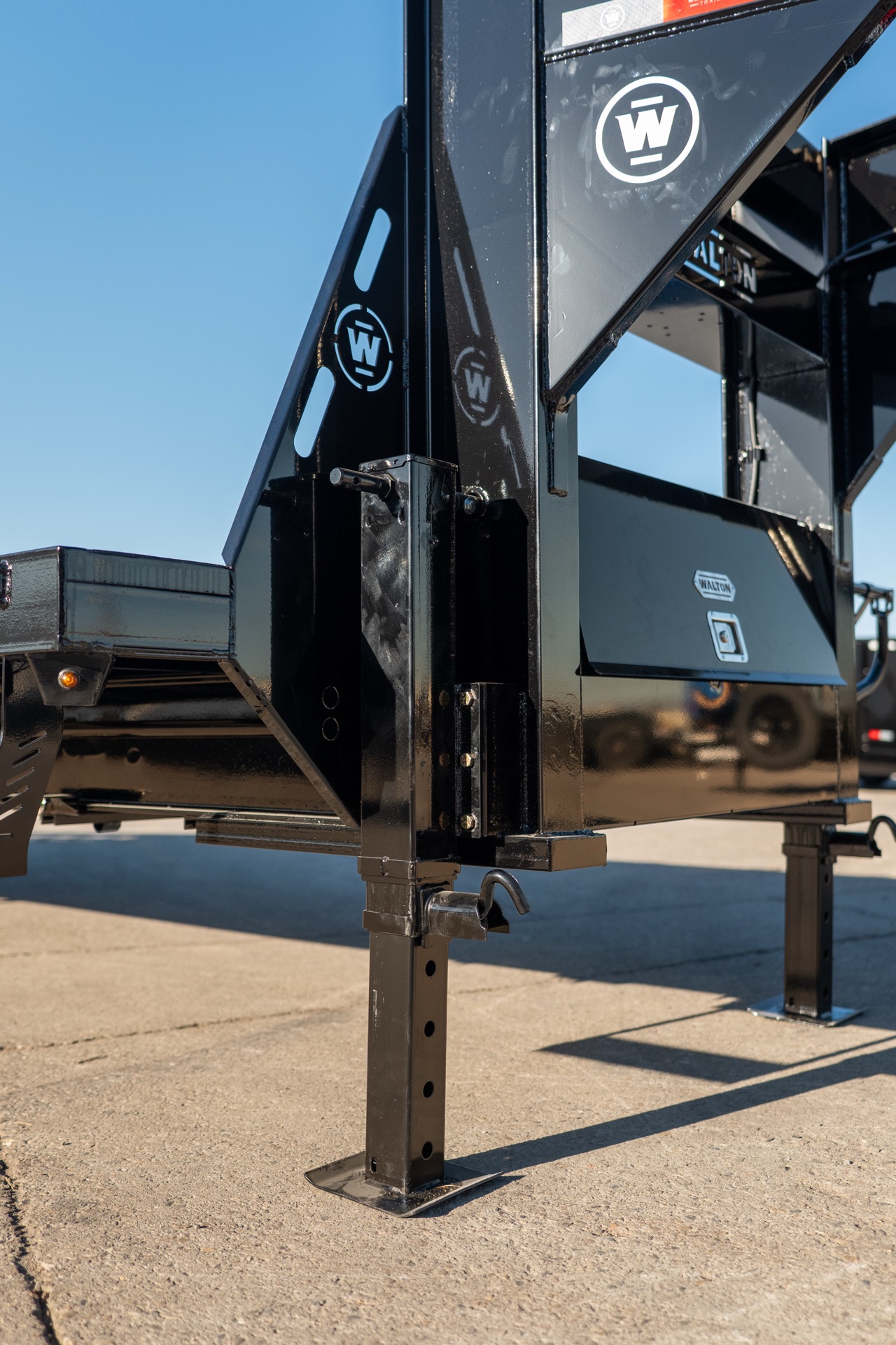 FBX210 — Drop-leg jacks