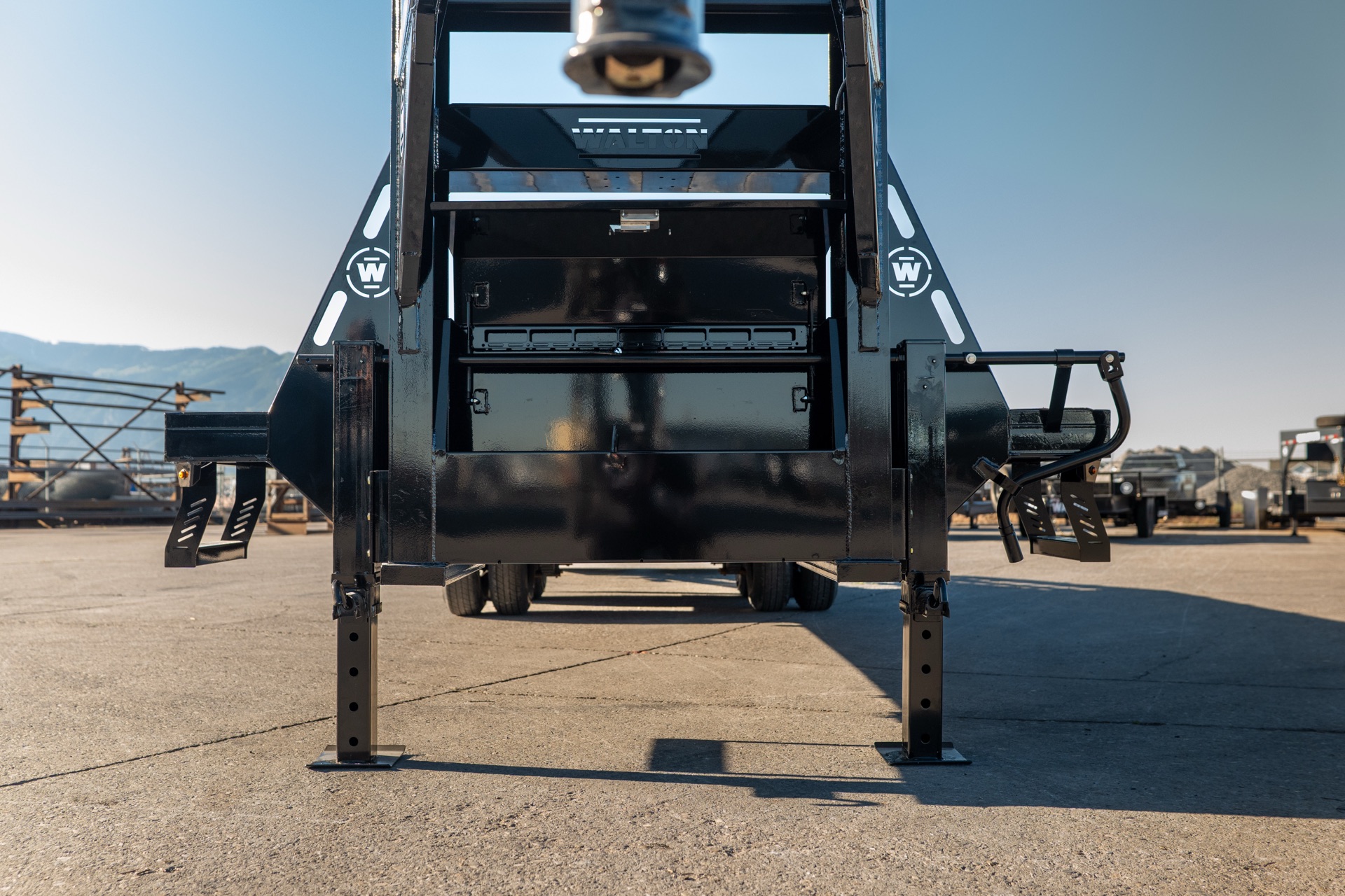 FBX210 — Gooseneck and toolbox
