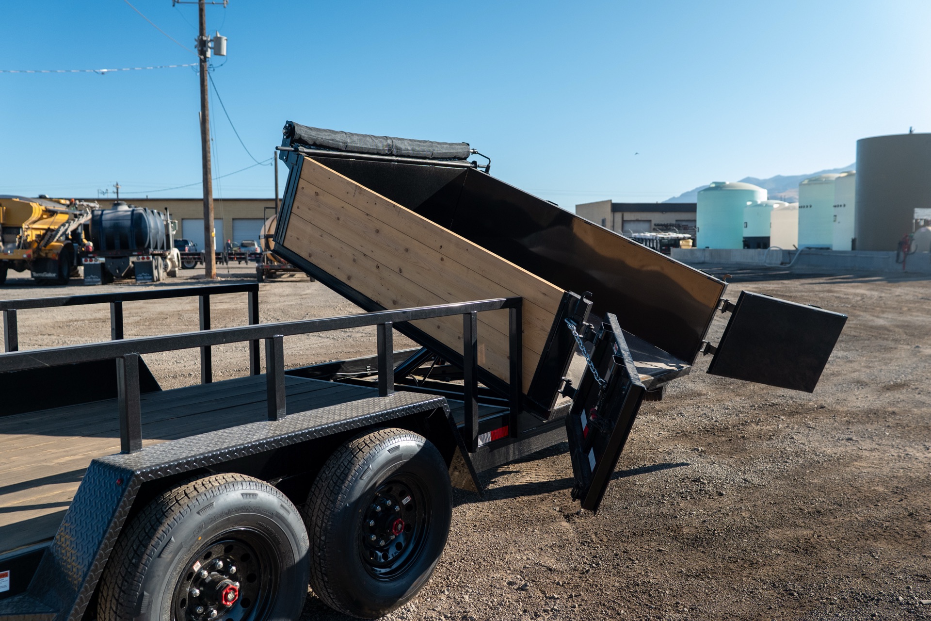 MPR207 — Dump box raised, rear